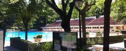 Piscina municipal del Lago, el sábado a las cinco de la tarde, vacía por la huelga.