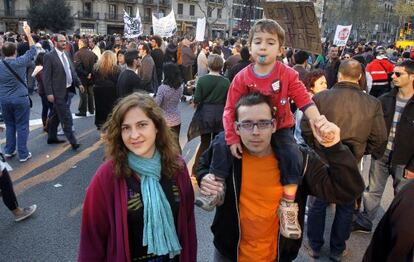 Lurdes y Marc, con su hijo Jan sobre los hombros, ayer en la manifestación de Barcelona.