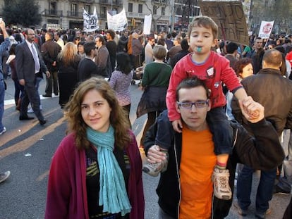 Lurdes y Marc, con su hijo Jan sobre los hombros, ayer en la manifestación de Barcelona.