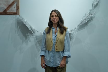 Julieta Gil en su exhibición '¿Quién mira a los que miran?' en la galería Campeche, en Ciudad de México.