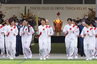 Las campeonas del Mundial femenino de fútbol de 2011 comienzan el primer relevo en el recorrido de la antorcha olímpica hacia Tokio