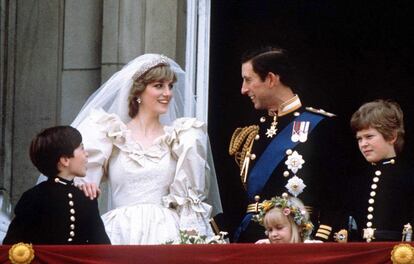 El príncipe Carlos y la princesa Diana en el balcón de Buckingham Palace tras la celebración de su enlace en la Catedral de St. Pauls en Londres, el 29 de junio de 1981.