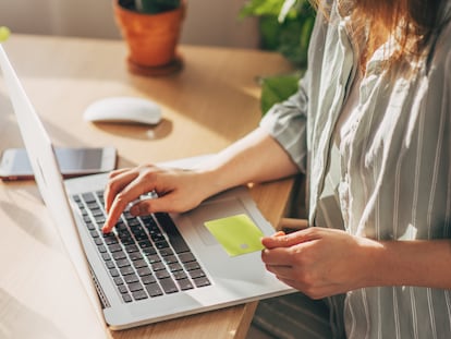 Artículo de EL PAÍS Escaparate que describe los mejores chollos de la semana en Amazon con descuentos de hasta el 74%