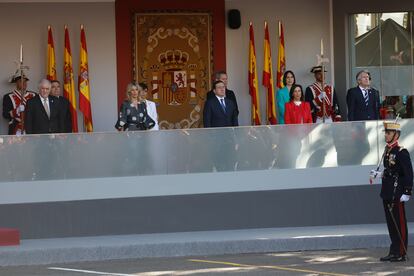 Desde la izquierda, el presidente del Tribunal Constitucional, Cándido Conde-Pumpido, el ministro de Agricultura en funciones, Luis Planas; la vicepresidenta tercera en funciones, Yolanda Díaz; la ministra portavoz en funciones, Isabel Rodríguez; y los ministros en funciones de Exteriores, José Manuel Albares; de Sanidad, José Manuel Miñones; de Defensa, Margarita Robles, de Ciencia e Innovación, Diana Morant y del Interior, Grande-Marlaska, en la tribuna de las autoridades.