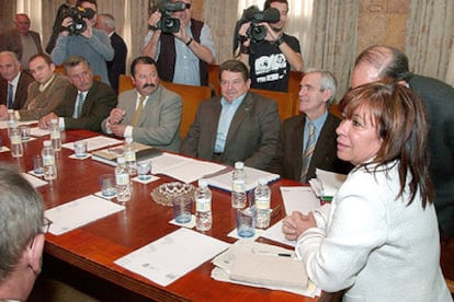 La ministra Narbona, durante su reunión en Murcia con miembros de la Plataforma del Agua.