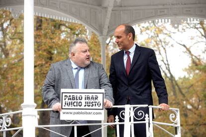 Benjamin Waxman, letrado que coordina la defensa de Pablo Ibar, junto al portavoz de la Asociación contra la pena de muerte Pablo Ibar, Andres Krakenberger (a la izquierda), hoy en Vitoria.