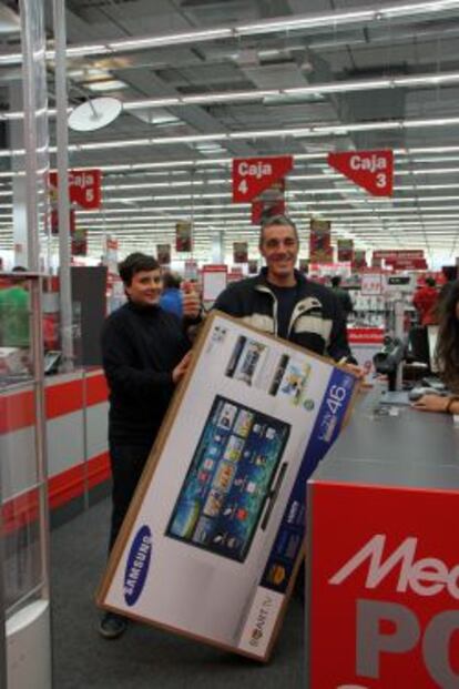 Clientes en un establecimiento de Media Markt