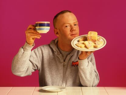 Jimmy Somerville en una pose muy británica, sujetando el te y las pastas, en 1986.