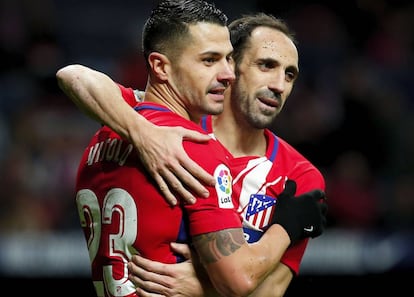 Vitolo abraza a su compañero Juanfran.