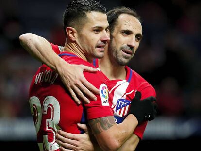 Vitolo abraza a su compa&ntilde;ero Juanfran. 