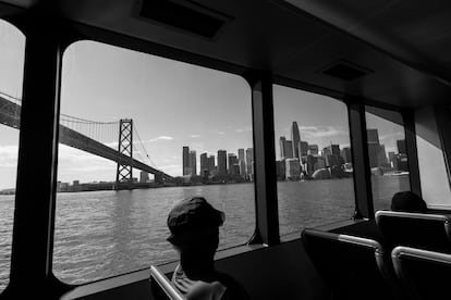 Ferri de Alameda a San Francisco, con el Bay Bridge al fondo .  