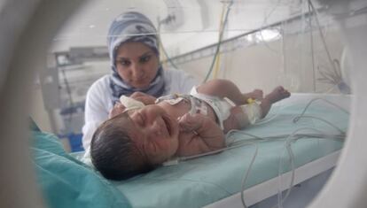 Una enfermera atienda a un bebé en un hospital al sur de Gaza.