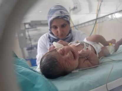 Una enfermera atienda a un beb&eacute; en un hospital al sur de Gaza. 