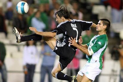 Raúl intenta controlar un balón ante Juanito, del Betis.