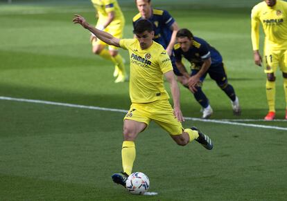 Gerard Moreno marca de penalti contra el Cádiz en La Cerámica.