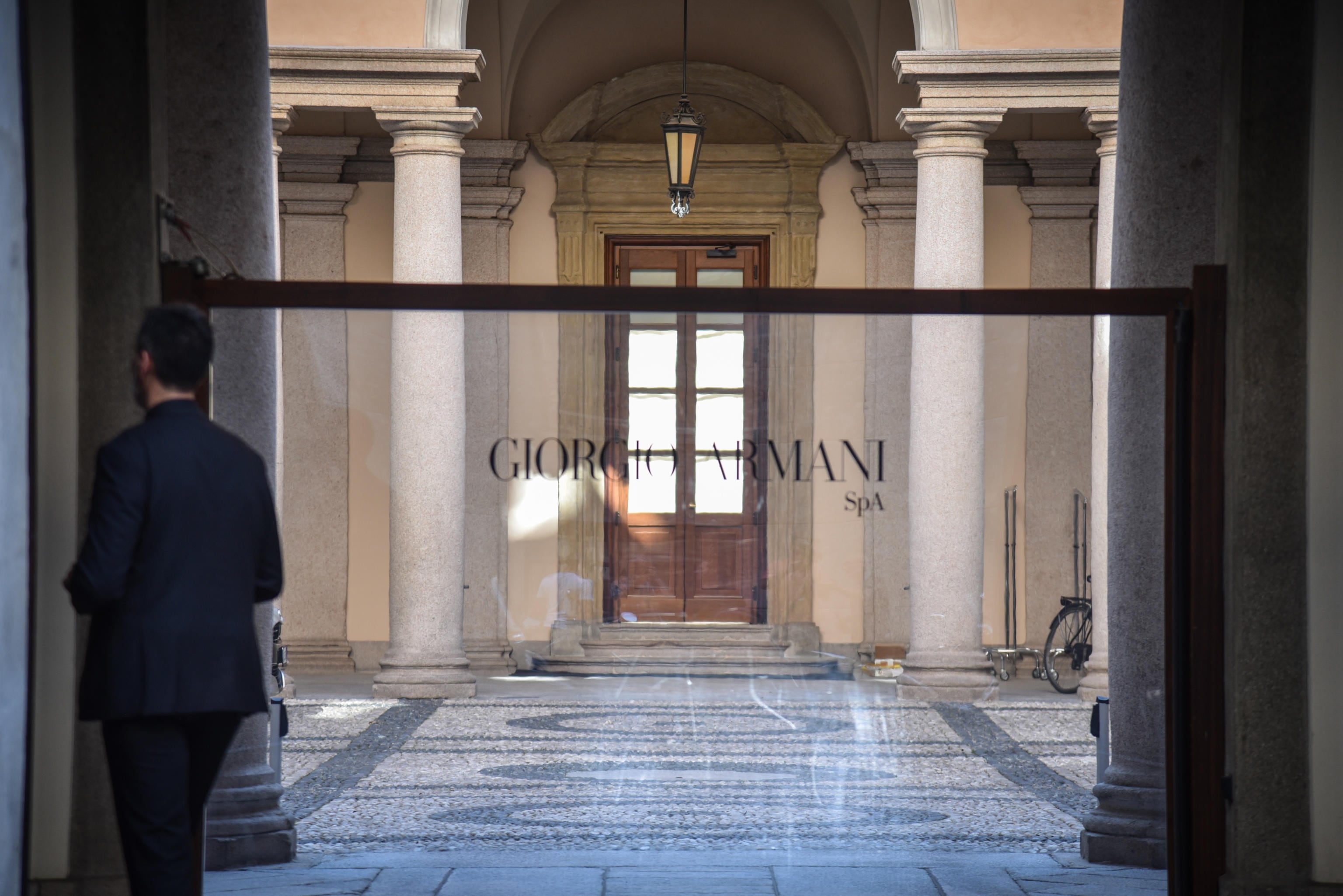 Entrada de las oficinas centrales del Grupo Giorgio Armani en Milán.