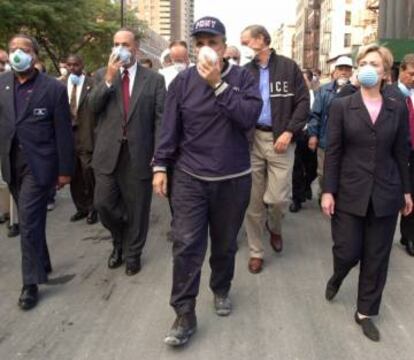 El exalcalde de Nueva York Rudy Giuliani visita la 'zona cero' junto a Hillary Clinton en 2001.