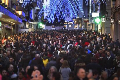 Aglomeración de personas en la calle de preciados el pasado diciembre.