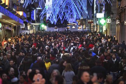 Aglomeración de personas en la calle de preciados el pasado diciembre. 