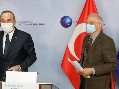 El Alto Representante de Política Exterior de la UE, Josep Borrell, comparece junto al ministro turco de Exteriores, Mevlut Cavusoglu, el pasado jueves en Bruselas.