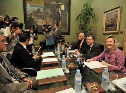 Reunión en la Delegación de Gobierno para tratar los incidentes de Pozuelo. A la derecha, la delegada, Amparo Valcarce. A su lado el consejero de presidencia, Francisco Granados.