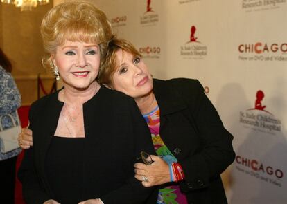 Debbie Reynolds e Carrie Fisher chegam ao desfile 'Runway for Life' em Beverly Hills, Califórnia, em 19 de agosto de 2003.