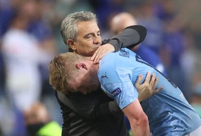 De Bruyn se lamenta cuando abandona el terreno de juego tras sufrir una lesión durante la final de la UEFA Champions League.