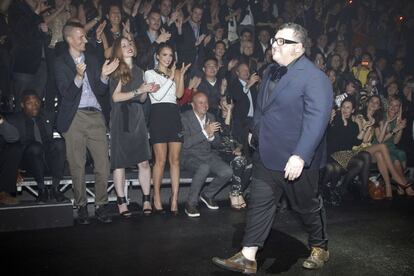 Elbaz empezó en Guy Laroche en 1996, allí fue fichado por Pierre Bergé para Yves Saint Laurent. Recibió la difícil tarea de diseñar el 'pret-à-porter' femenino con el maestro a su lado. Hedi Slimane se ocupó de la división masculina. Cuando el grupo Gucci compró la firma en 1999, Tom Ford cortó el camino a los dos diseñadores. Slimane terminó en Dior y Elbaz, que solo había firmado tres colecciones para Saint Laurent, vagó sin mucho rumbo. En 2001 supo que la magnate de la prensa taiwanesa Shaw-Lan Wang estaba considerando comprar Lanvin y la llamó. Para convencerla de que lo hiciera y de que le contratara a él para dirigirla. "Por favor, despierte a la bella durmiente", le pidió.