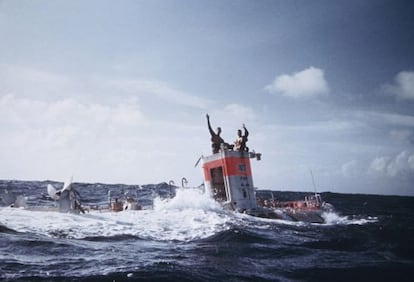 Jacques Piccard y Don Walsh emergen del batiscafo 'Trieste' en 1960