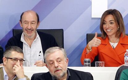 Alfredo P&eacute;rez Rubalcaba y Carme Chac&oacute;n en la reuni&oacute;n del &uacute;ltimo comit&eacute; federal del PSOE