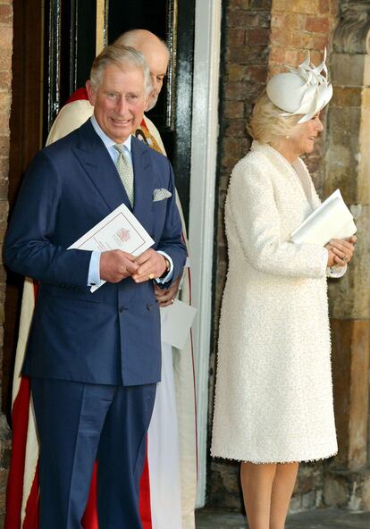 El príncipe Carlos y la duquesa de Cornualles, a la salida del bautizo de Jorge, primer nieto del heredero del trono de Inglaterra.