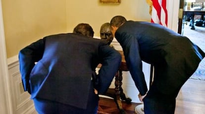 Obama y Cameron contemplan el busto de Winston Churchill en la Casa Blanca en 2010.