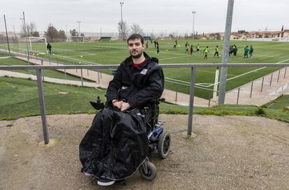 Antonio Aragoneses en un campo de fútbol cerca de su casa en Cáceres.