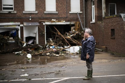 Una mujer reacciona frente a su casa dañada tras las inundaciones en Ensival, Verviers, Bélgica. 