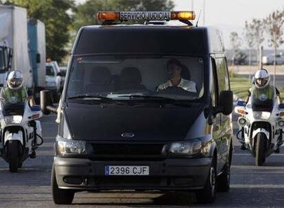Una furgoneta fúnebre llega a la recinto ferial de IFEMA