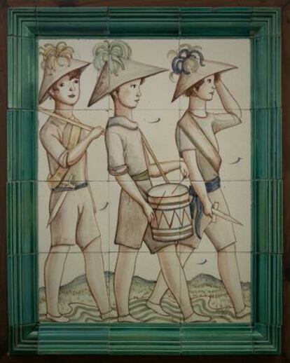 Tres jóvenes parecen desfilar en otra de las obras de Aragay.