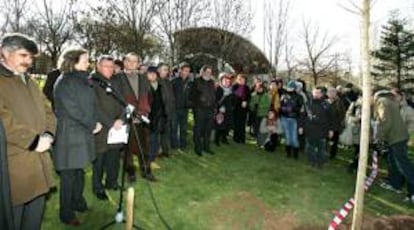 El alcalde de Logroño, Tomás Santos (3i), y el de Zugarramurdi, Jesús Aguerre (4i), acompañados de otras autoridades y vecinos, durante el acto de conmemoración del 400 aniversario del auto de fe celebrado por la Inquisición contra 53 vecinos de esta localidad navarra acusados de brujería. EFE/archivo