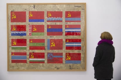 La obra Du Côte de l'URSS realizada en 1985 en técnica mixta sobre papel, de Agustín Parejo School, en el CAAC.