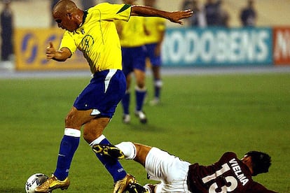 Ronaldo se escapa del venezolano Vielma, que le golpea en la pierna.