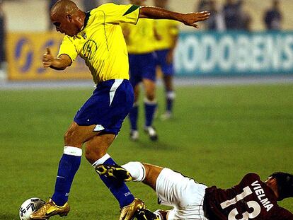 Ronaldo se escapa del venezolano Vielma, que le golpea en la pierna.