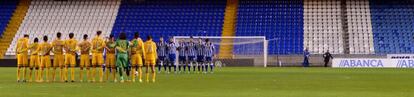 Imagen del mimnuto de silencio que se guardó en el Deportivo-Mága por la muerte violenta del hincha 'Jimmy'.