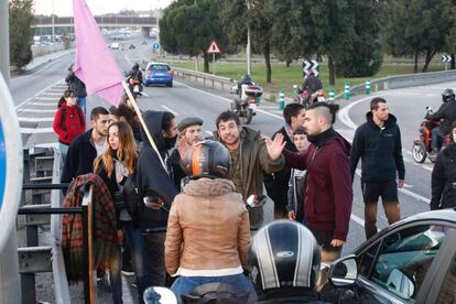 Els estudiants tallen el trànsit a les carreteres.