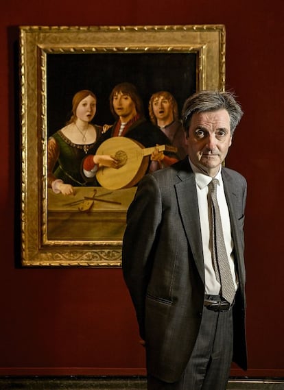 Nicholas Penny, director saliente de la National Gallery de Londres, posa con 'Un concierto', de Lorenzo Costa. “Me resulta especialmente emocionante en este cuadro la aproximación de la pintura a otro arte, el de la música”.