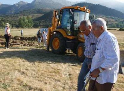 Laurentino, en el terreno donde un equipo de arqueólogos ha empezado a buscar a su madre, una maestra fusilada en 1936