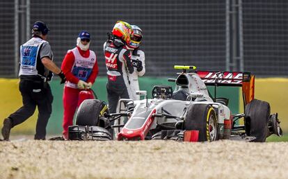 Alonso y Gutiérrez hablan tras salir de sus coches tras el choque.