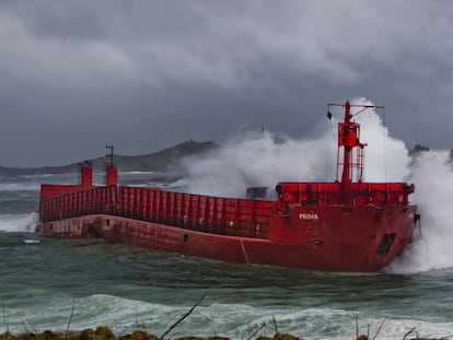 Gabarra embarranca en Camariñas