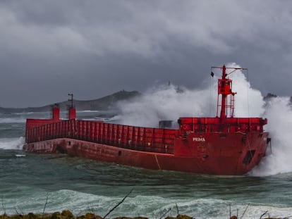 Gabarra embarranca en Camari&ntilde;as