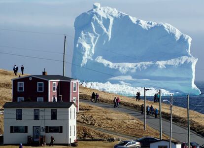 Los habitantes de Ferryland Newfoundland (Canadá) admiran el primer iceberg de la temporada que pasa por South Shore, el 16 de abril de 2017.