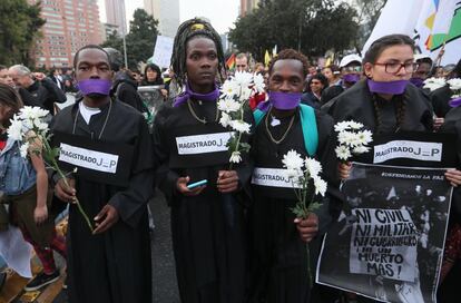 Manifestantes participan en una marcha a favor de la Jurisdicción Especial para la Paz (JEP) en Bogotá (Colombia). 