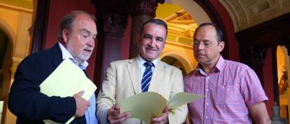 Javier Ordune (izda), el concejal de Salud Mariano Gómez y Gonzalo Macgragh este miércoles.
